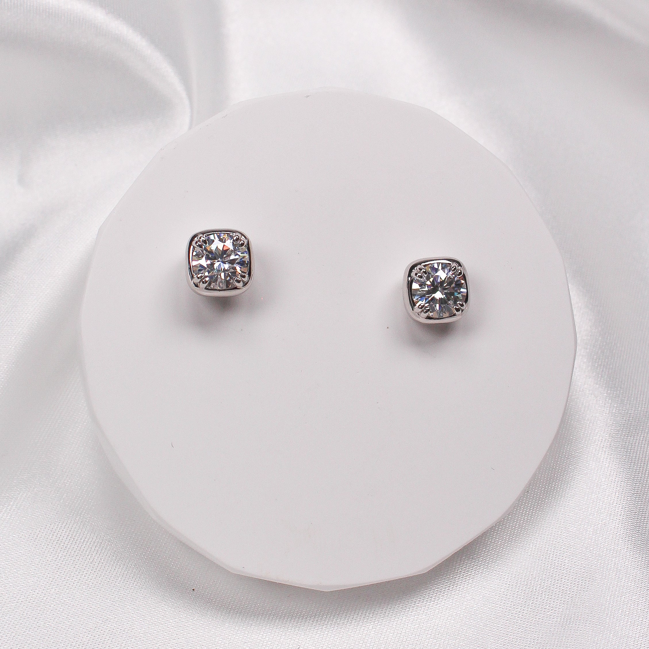 ROUND BEZEL MOISSANITE EARRINGS SILVER - Black & Bloom