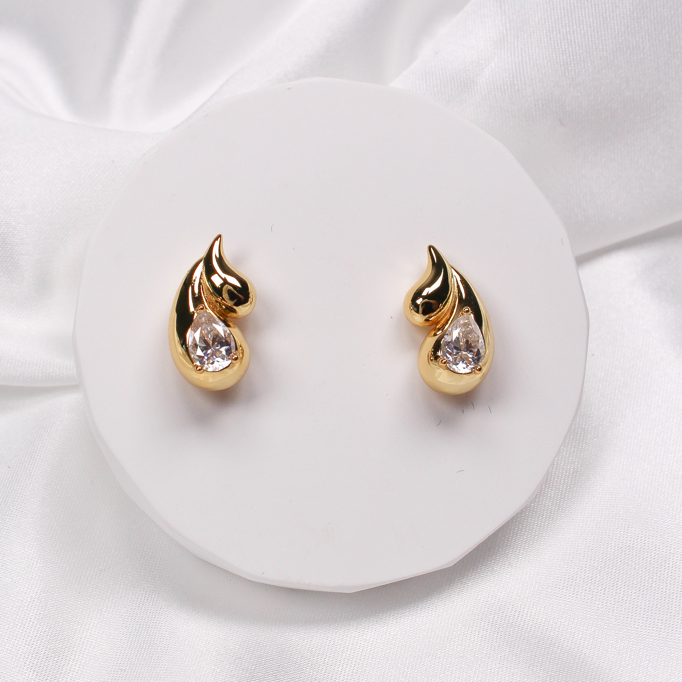 TEAR DROP MOISSANITE EARRINGS GOLD - Black & Bloom