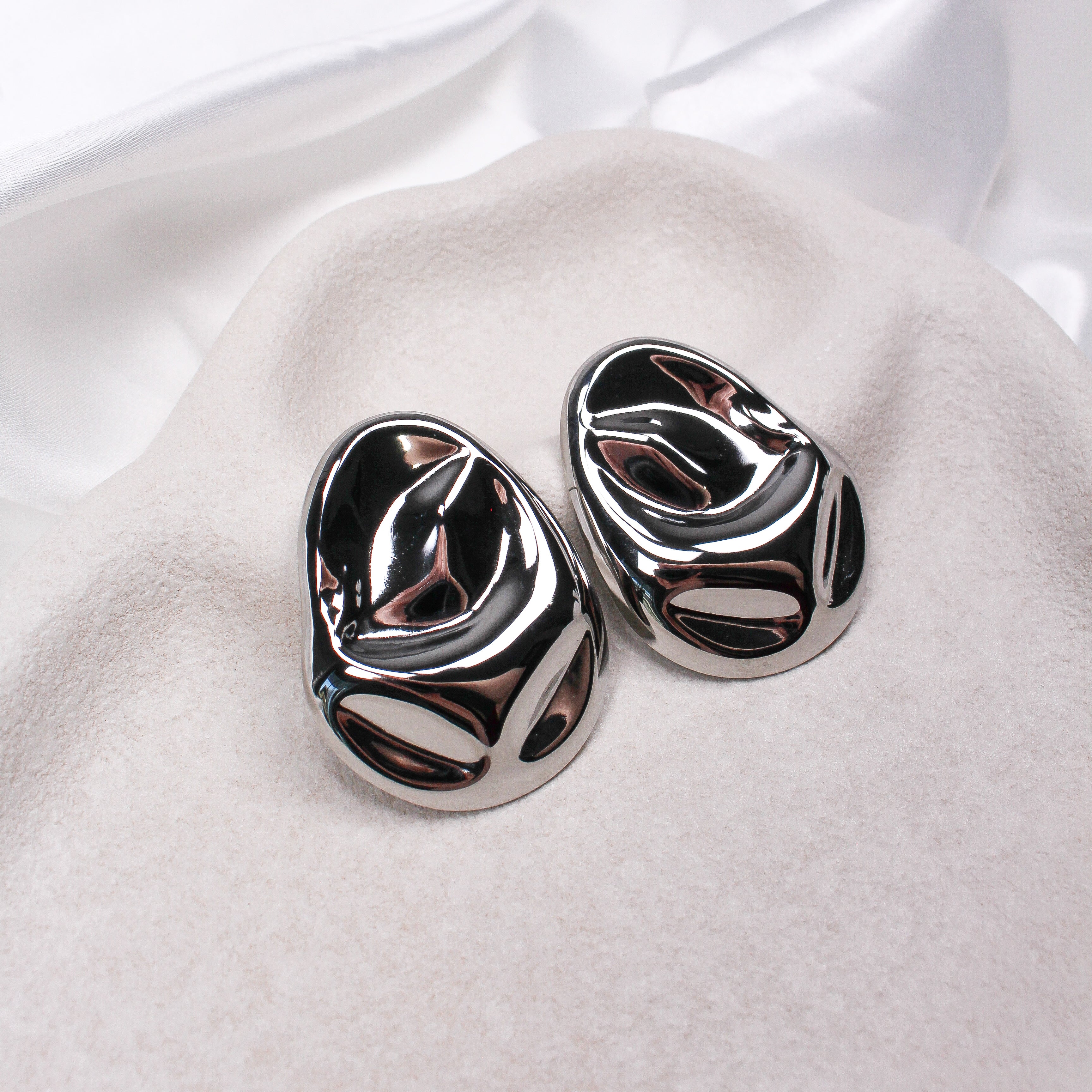 STEELE EARRINGS - Black & Bloom