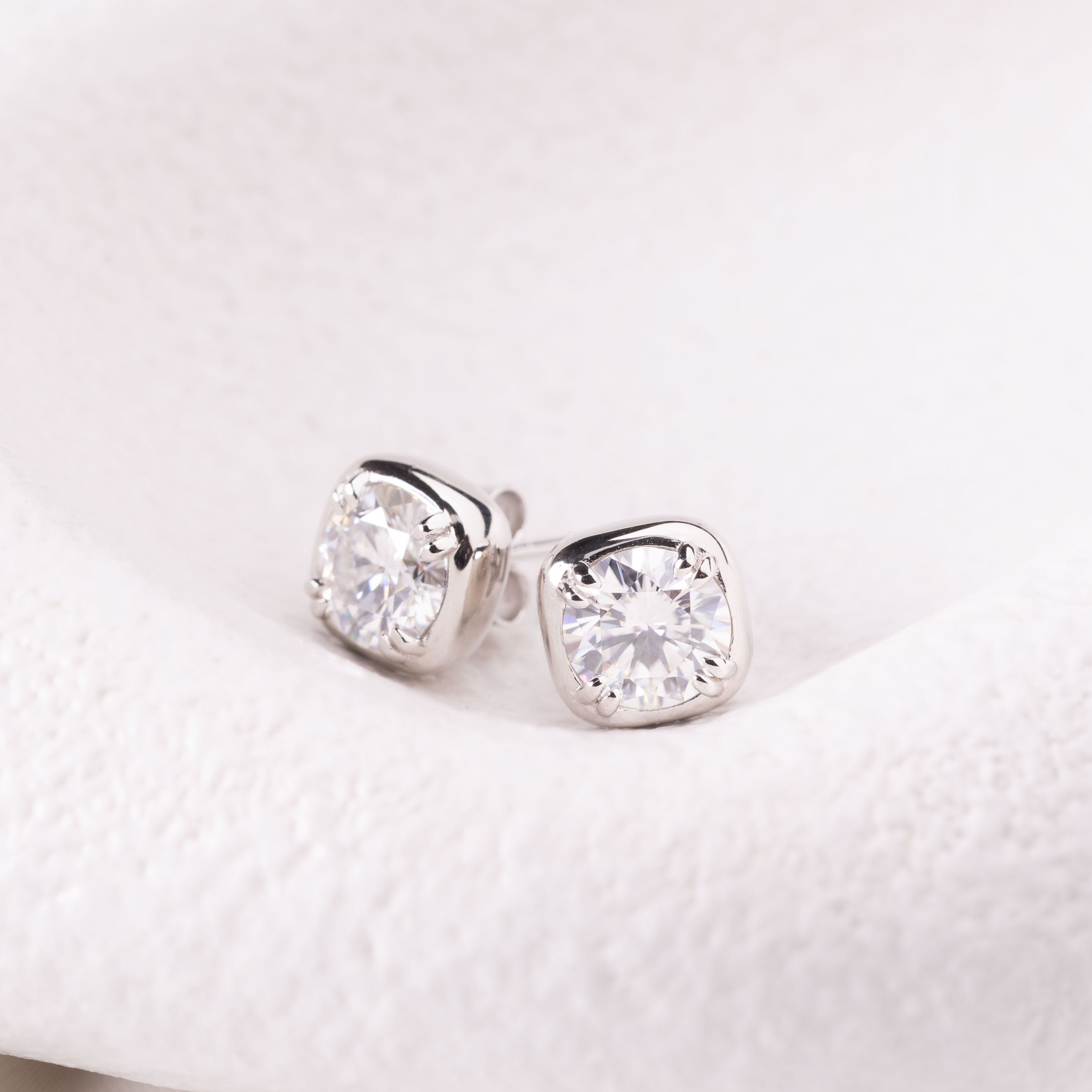 ROUND BEZEL MOISSANITE EARRINGS SILVER - Black & Bloom