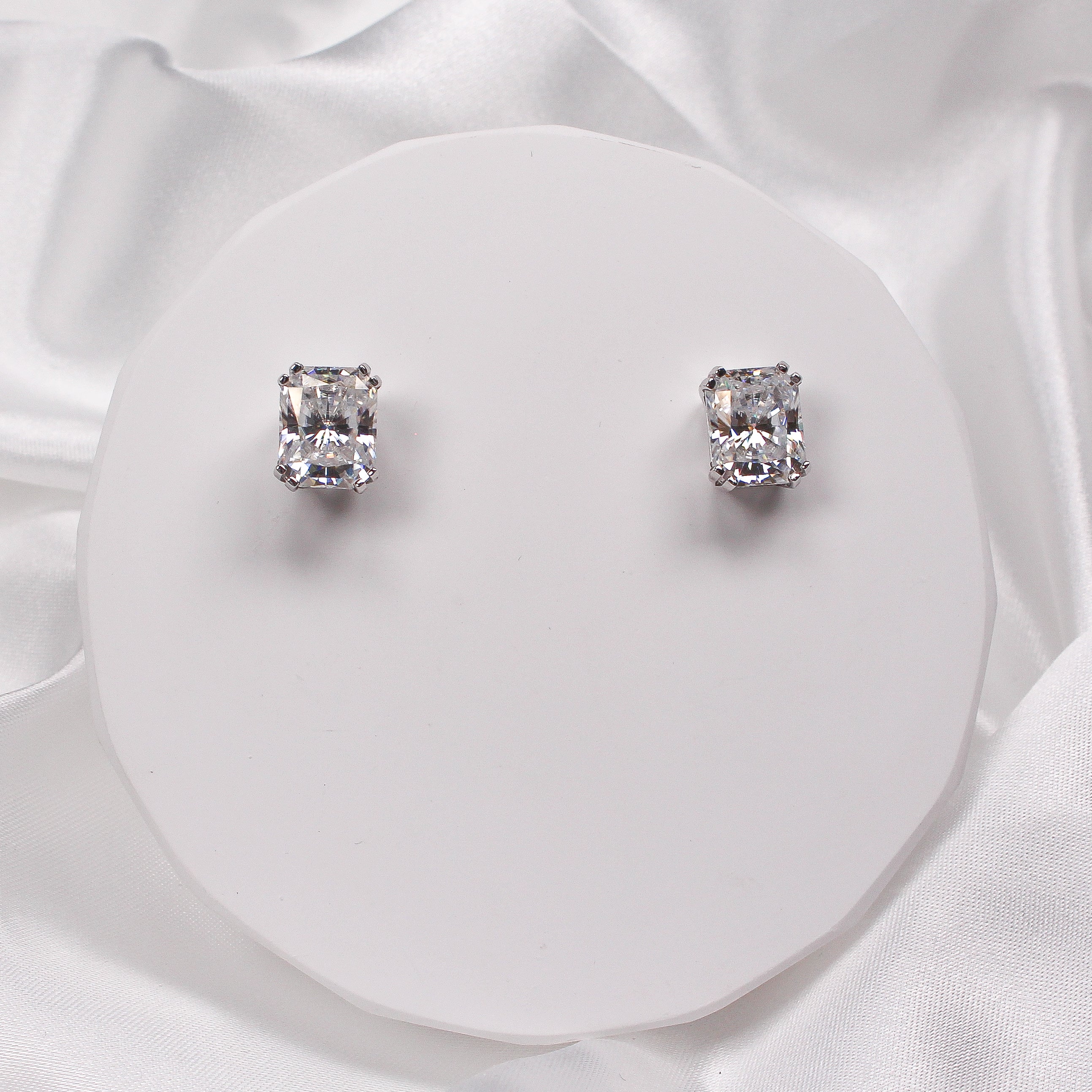 EMERALD MOISSANITE EARRINGS - Black & Bloom