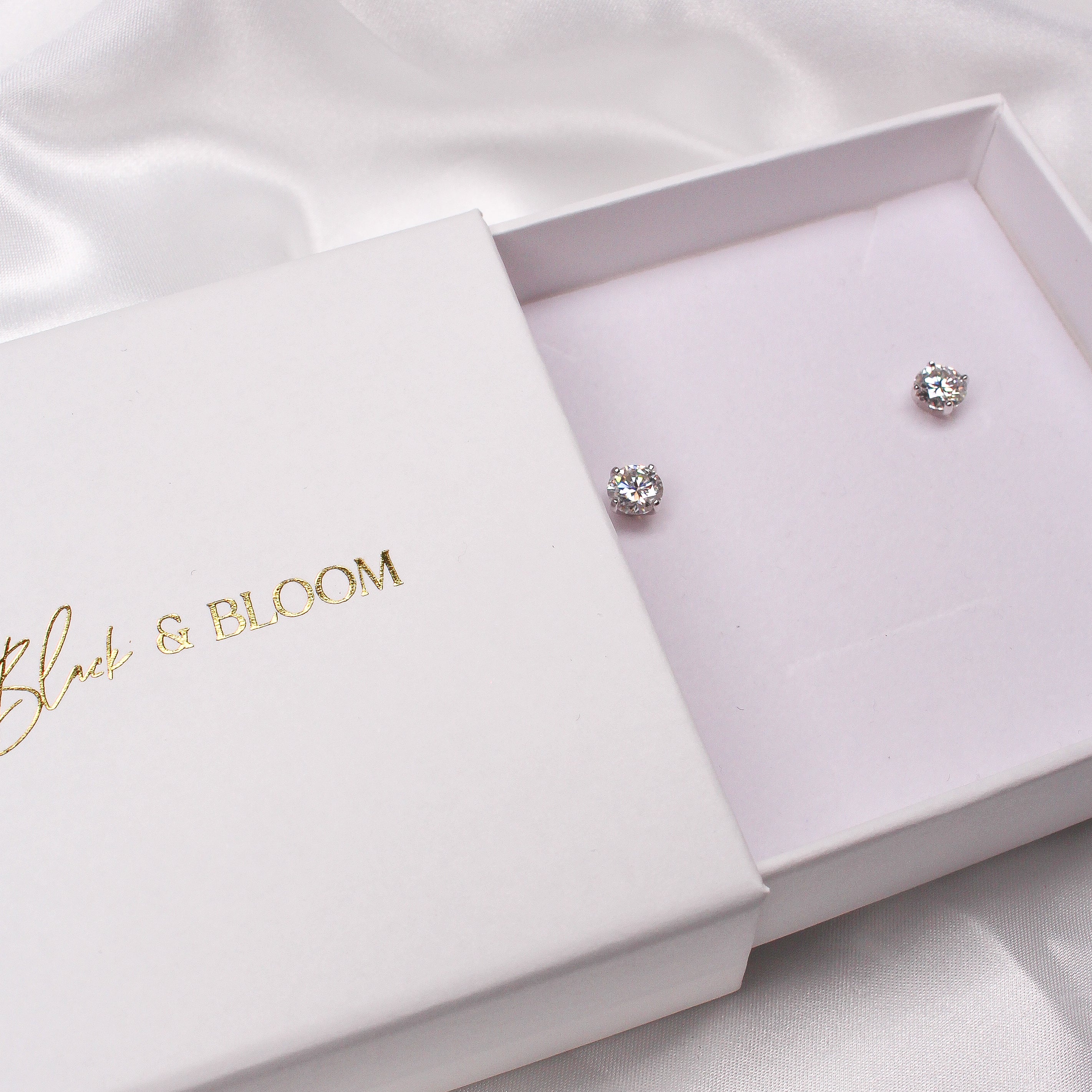 ROUND MOISSANITE EARRINGS - Black & Bloom