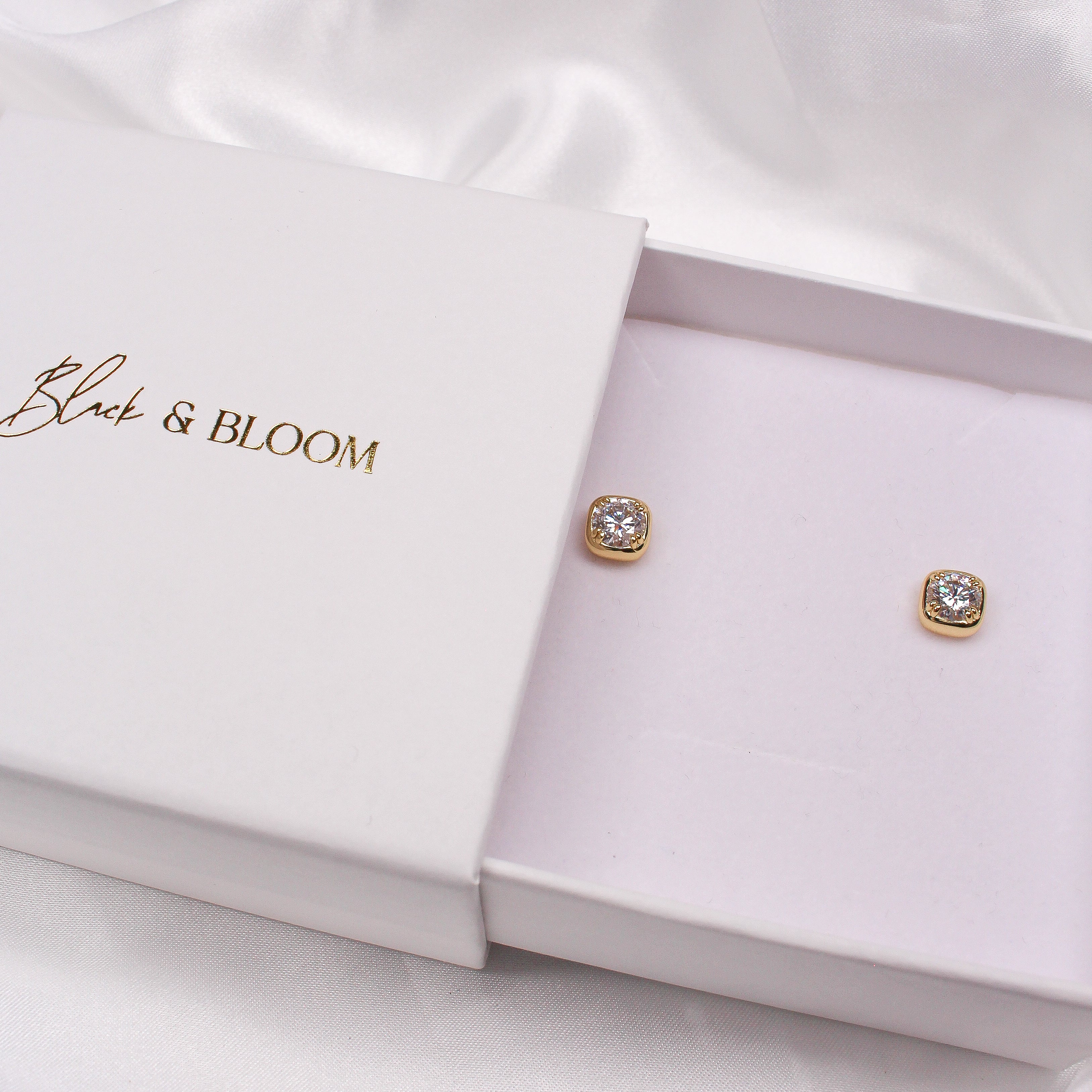 ROUND BEZEL MOISSANITE EARRINGS GOLD - Black & Bloom